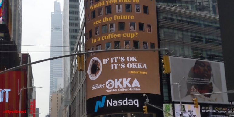 Arzum OKKA, New York'un Times Meydanı'nda