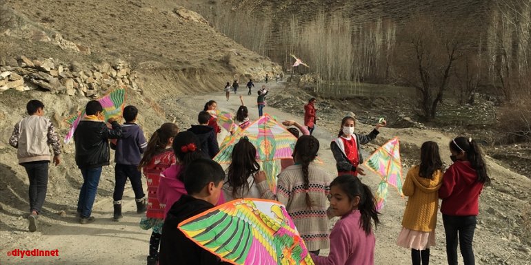 Başkale'de öğrenciler Türkçe öğretmeninin düzenlediği uçurtma şenliğinde buluştu