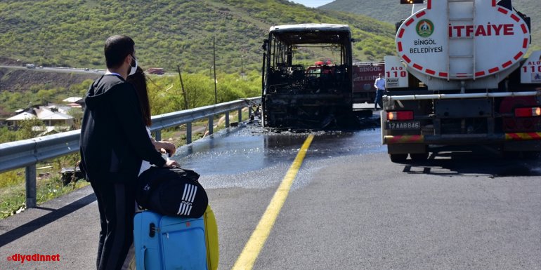 Bingöl'de seyir halindeki yolcu otobüsü yandı