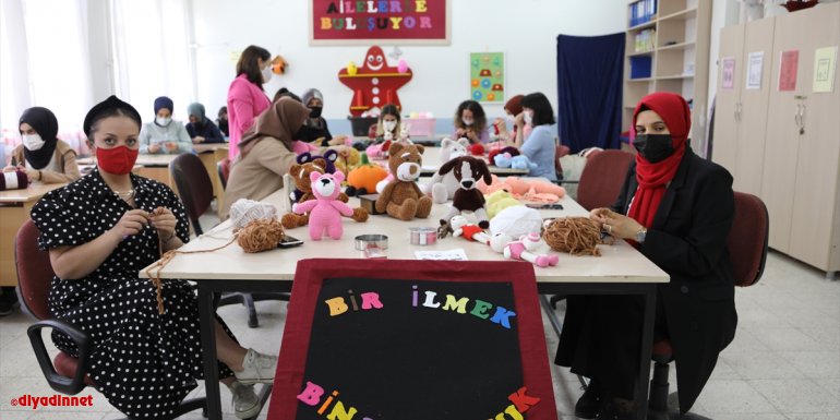 Bingöl'de gönüllüler ihtiyaç sahibi ailelere destek için oyuncak yapıyor