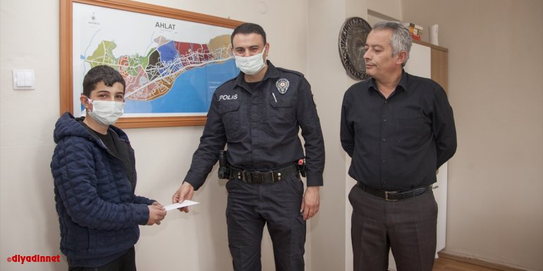 Bitlis'te 13 yaşındaki çocuk yerde bulduğu parayı polise teslim etti