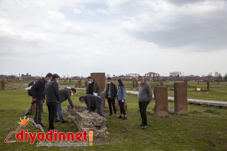 Ahlat Selçuklu Mezarlığı'ndaki 100 mezar taşı daha ayağa kaldırılacak