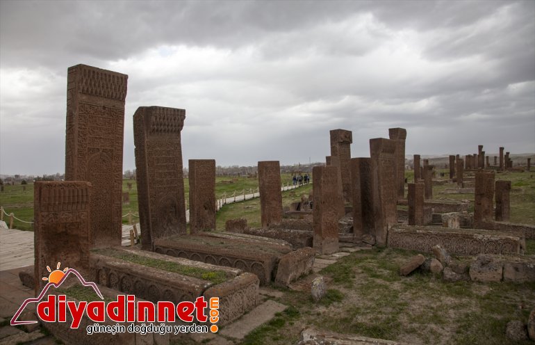 daha 100 - Selçuklu taşı mezar BİTLİS ayağa kaldırılacak Mezarlığı