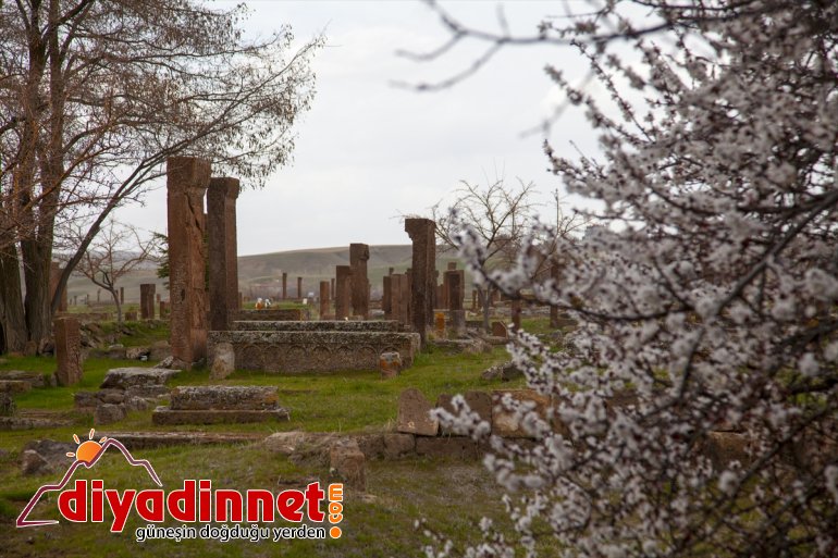 - Selçuklu Ahlat ayağa 100 daha Mezarlığı