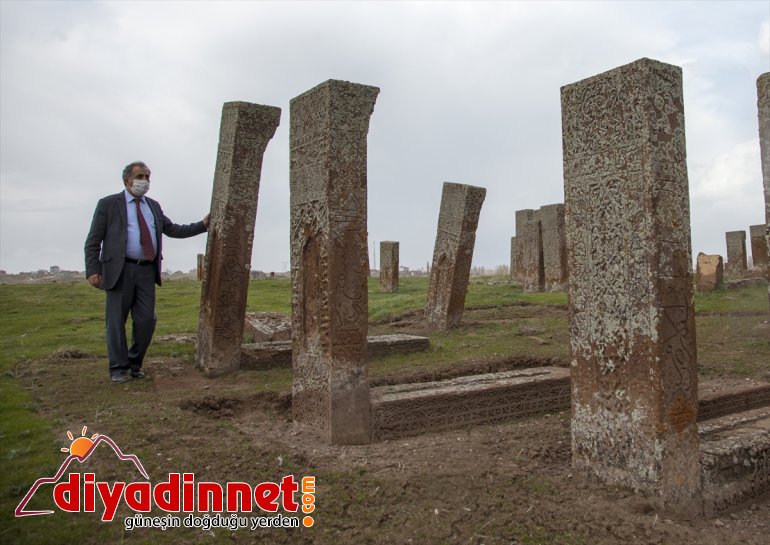 100 ayağa mezar daha kaldırılacak taşı BİTLİS - Ahlat Selçuklu Mezarlığı