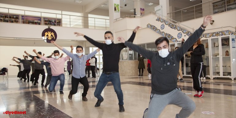 Ahlat'ta görev yapan 60 öğretmen zeybek öğreniyor