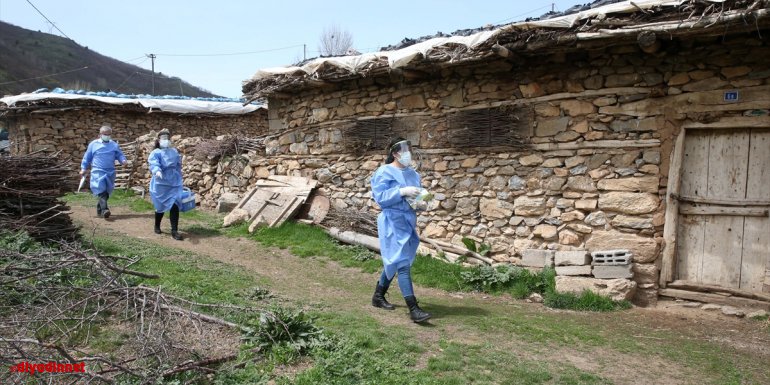 Fedakar sağlık çalışanları Bitlis'in zorlu coğrafyasında köy köy gezerek Kovid-19 aşısı yapıyor