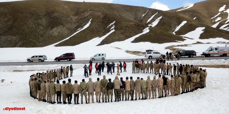 BİTLİS - Güvenlik korucuları, eğitimlerinin ardından çığdan kurtarma tatbikatı yaptı1
