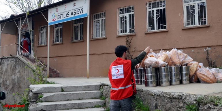 Bitlis'te Kızılay gönüllüleri evleri dolaşarak sıcak yemek dağıtıyor