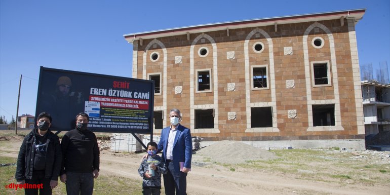 Bitlis'te 9 yaşındaki çocuk kumbarasındaki parayı şehit askerin yapılmasını vasiyet ettiği cami için bağışladı