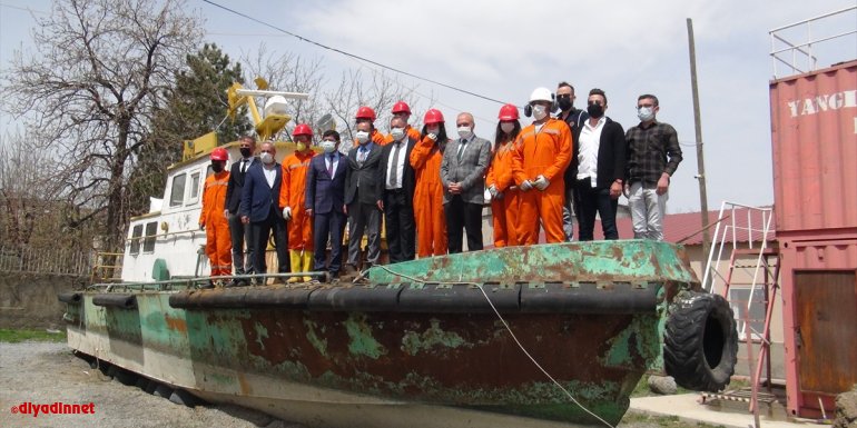 Bitlis'te öğrenciler okul bahçesine taşınan teknede uygulamalı eğitim görmeye başladı