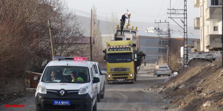 BİTLİS - Öğrencilerin uygulamalı eğitimi için 25 tonluk tekne okul bahçesine taşındı1