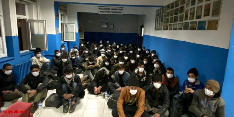 Bitlis'te durdurulan minibüste 68 düzensiz göçmen yakalandı