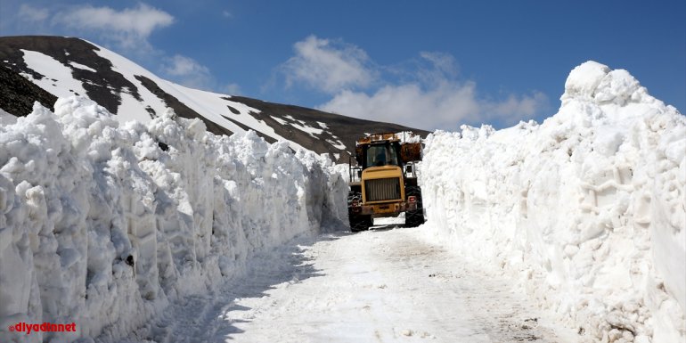 Bitlis'te ekipler, kar kalınlığının yer yer 10 metreyi bulduğu Nemrut Krater Gölü yolunu açmaya çalışıyor
