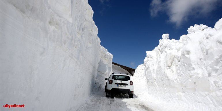 "Turizm cenneti Nemrut Krater Gölü"ne ulaşım için ekiplerin karla mücadelesi sürüyor
