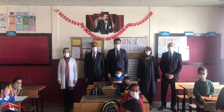 Bulanık'ta 350 öğrenciye ayakkabı dağıtıldı