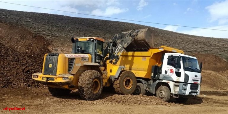 Çat Belediyesi baharın gelmesiyle yol yapım çalışmalarına başladı1