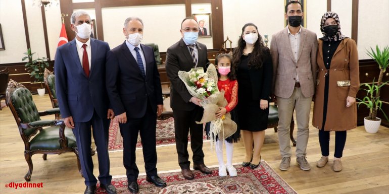 Elazığ'da 2. sınıf öğrencisi valilik koltuğuna geçti