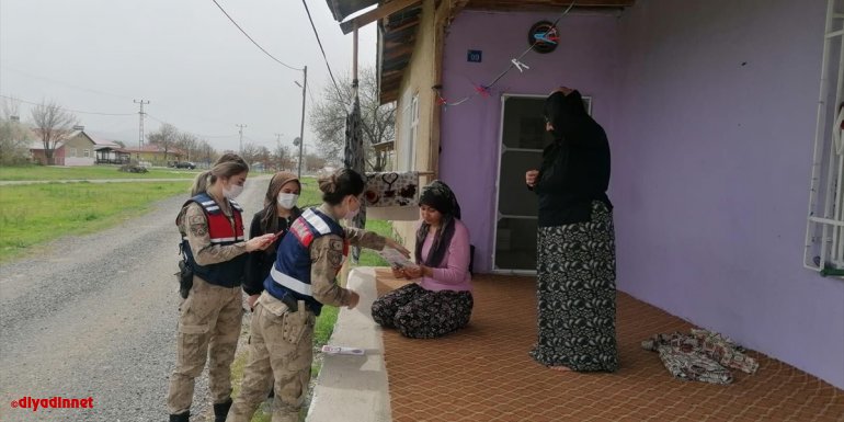 Elazığ'da köyleri gezen jandarma ekipleri KADES'i kadınlara anlatıyor