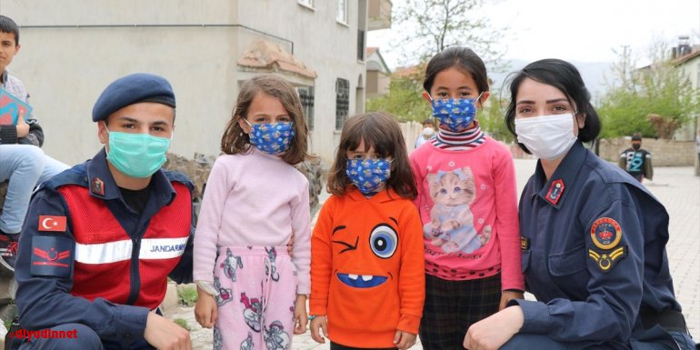 Elazığ'da jandarma Kovid-19 denetimlerinde çocuklarla ilgilendi