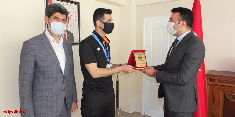 Keban Kaymakamı Akbulut'tan sporculara plaket