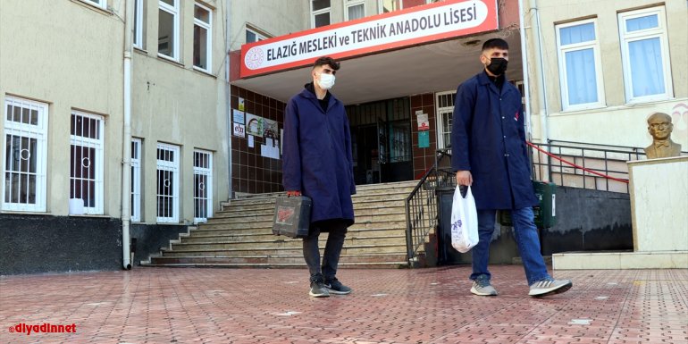 Elazığ'da meslek lisesi öğrencileri depremzede ve ihtiyaç sahibi ailelerin evlerini yeniliyor