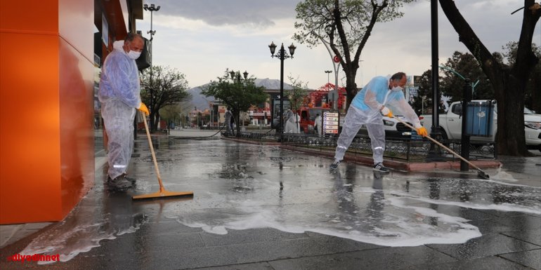 Erzincan Belediyesi kent genelinde temizlik ve dezenfekten çalışmalarını sürdürdü