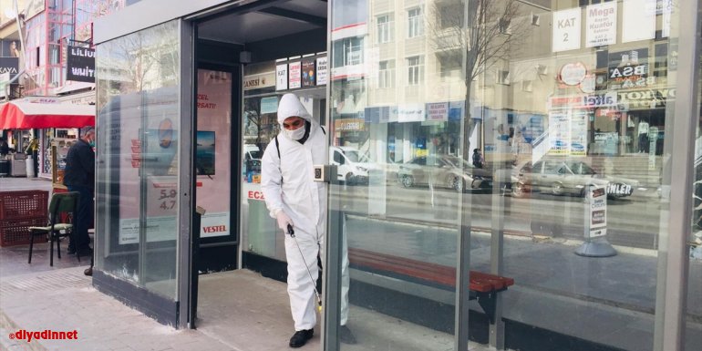 Erzincan'da belediye görevlileri otobüsler ile durakları dezenfekte etti
