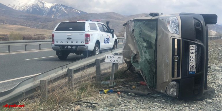 Erzincan'da devrilen araçtaki 2 kişi yaralandı