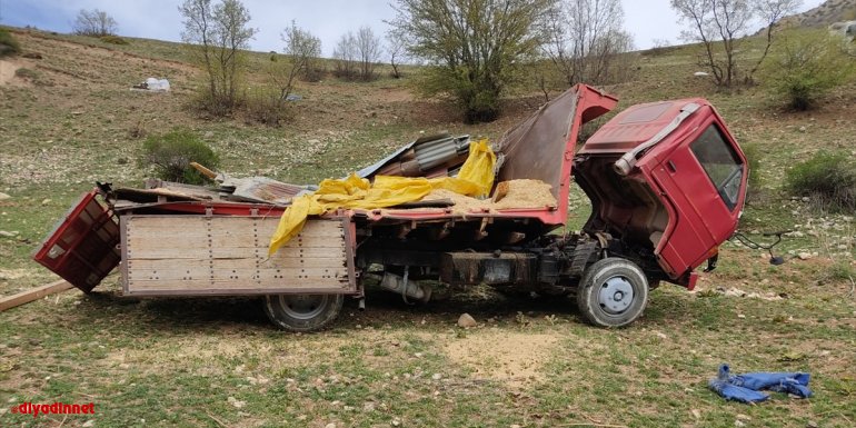 Erzincan'da kamyonun şarampole devrilmesi sonucu 2'si çocuk 3 kişi yaralandı