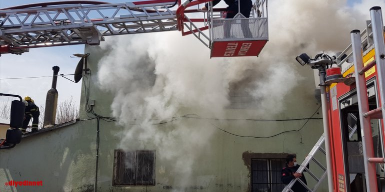ERZİNCAN - Yangın çıkan evdeki anne ile 3 çocuğunu vatandaşlar kurtardı1
