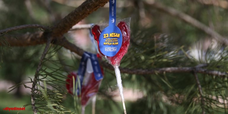 23 Nisan'ı buruk geçiren çocuklara Erzurum'da "şekerli" sürpriz