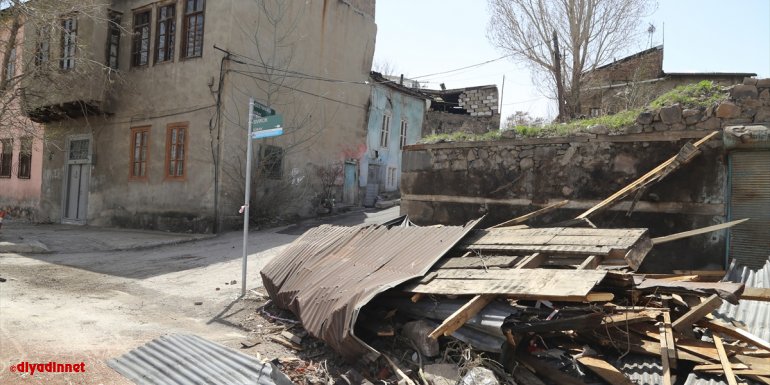 Erzurum'da kuvvetli fırtına bazı evlerin çatısını yola savurdu