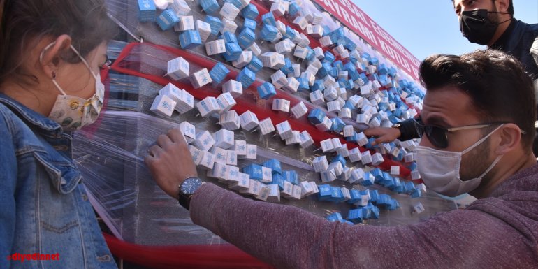 Erzurum'da sokak sokak dolaşan ekiplerden çocuklara 23 Nisan sürprizi