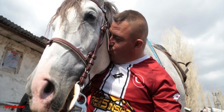 ERZURUM - Down sendromlu yetim ve öksüz Selçuk, atlı cirit aşkıyla yaşama tutunuyor1
