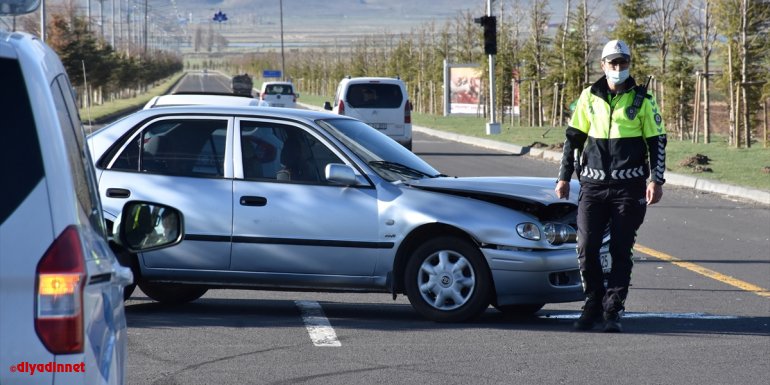 ERZURUM - İki otomobil çarpıştı: 4 yaralı1
