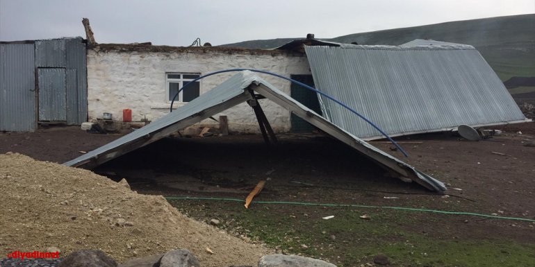 Erzurum ve Ardahan'da şiddetli rüzgar evlerin çatılarını uçurdu