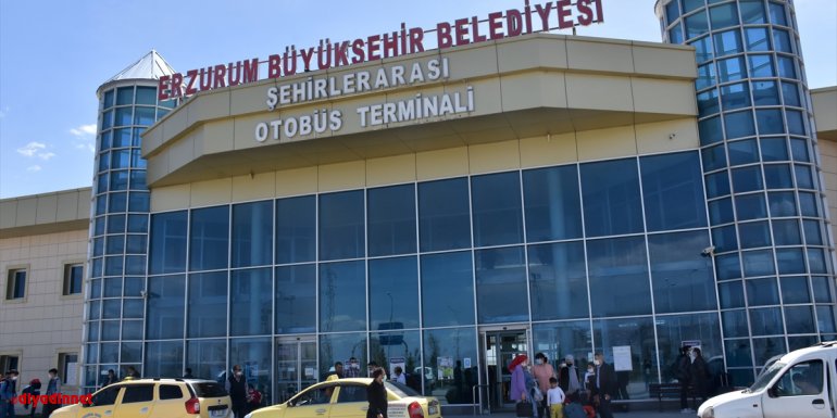 Erzurum'da 'tam kapanma' öncesi şehirlerarası otobüs terminali ile havalimanında yoğunluk yaşanıyor