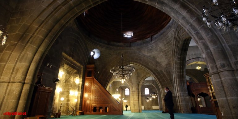 Erzurum'un asırlık camilerinde Kovid-19 nedeniyle ramazan buruk geçiyor