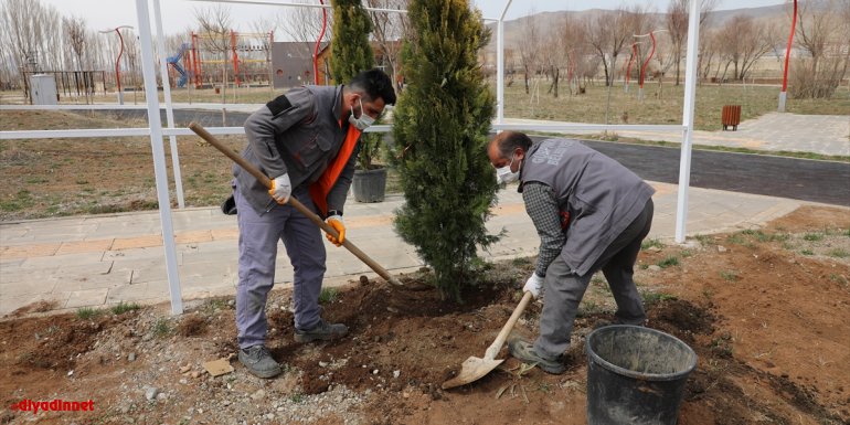 Gürpınar'da park ve bahçelerde temizlik çalışması yürütüldü