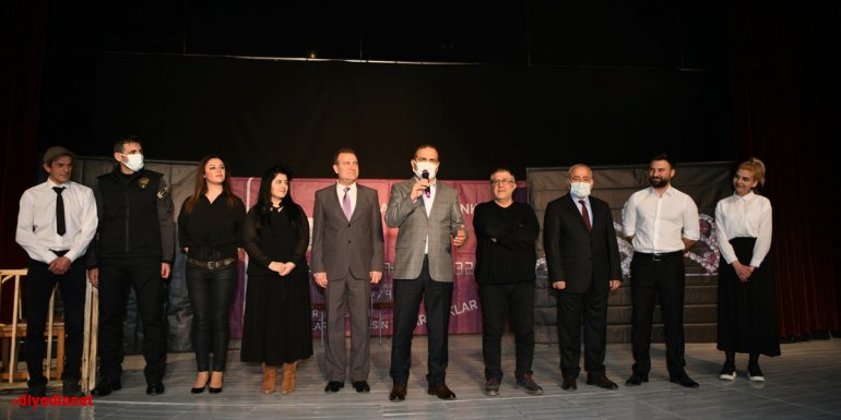 Hakkari'de ''Dikkat Aile Var'' tiyatro oyunu sahnelendi