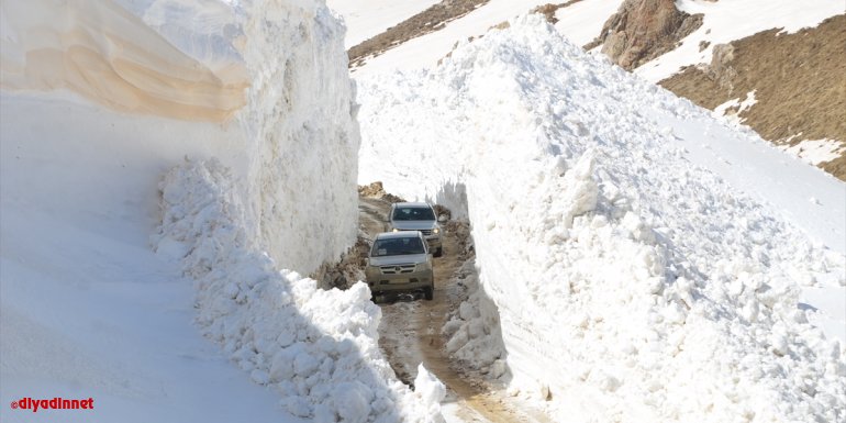 Hakkari'de karla mücadele ekiplerinin zorlu mesaisi nisanda da sürüyor