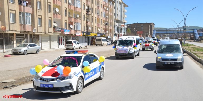 Hakkari'de polis ekipleri süsledikleri araçlarla oluşturdukları konvoyla 23 Nisan'ı kutladı