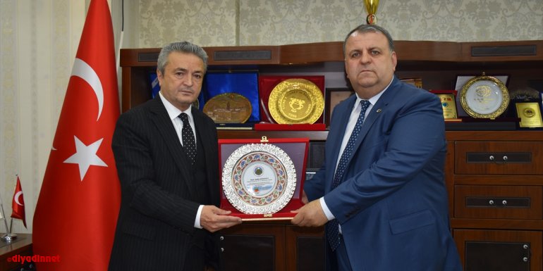 Hakkari TSO'dan hayırsever iş adamını plaket