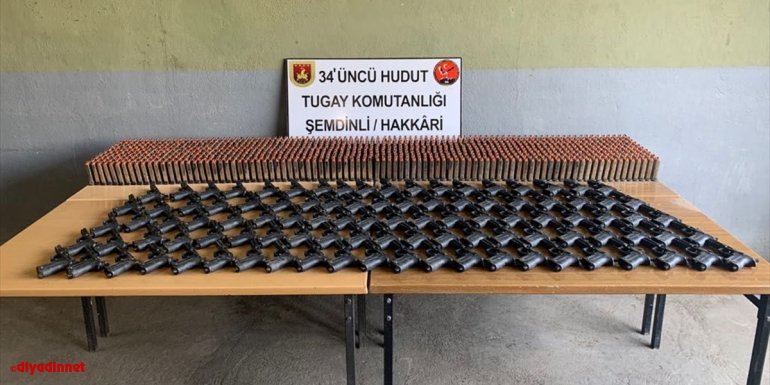 Hakkari ve Van hudut hatlarında çok sayıda tabanca ile av tüfeği fişeği ele geçirildi