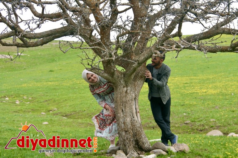 Hem çiçek topladılar hem karın tadını çıkardılar3