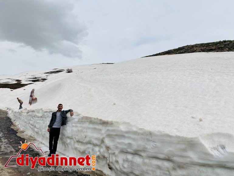 Hem çiçek topladılar hem karın tadını çıkardılar5