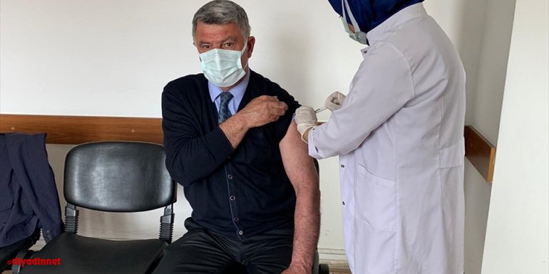 Kağızman Belediye Başkanı Yıldız Kovid-19 aşısının ilk dozunu yaptırdı1