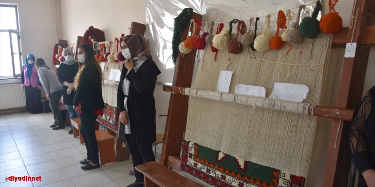 Karslı kadınlar Kafkas halısı dokumacılığını unutturmayacak