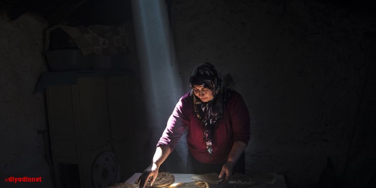 RAHMET VE BEREKET AYI RAMAZAN - Karslı kadınlar ramazan ayında tandırları yöresel lezzetler için yaktı